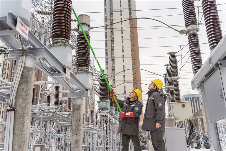 迎战风雪   守护电网