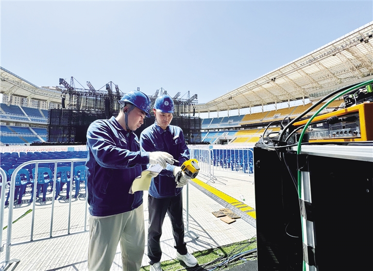 张杰演唱会“电力十足”