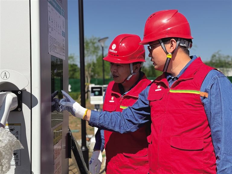 工作人员检查辖区内充电桩