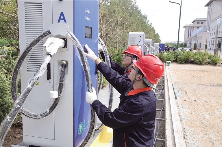 工作人员检查充电站供电线路