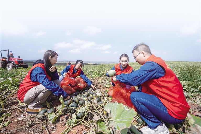 呼供职工与农民朋友共庆“丰收节”