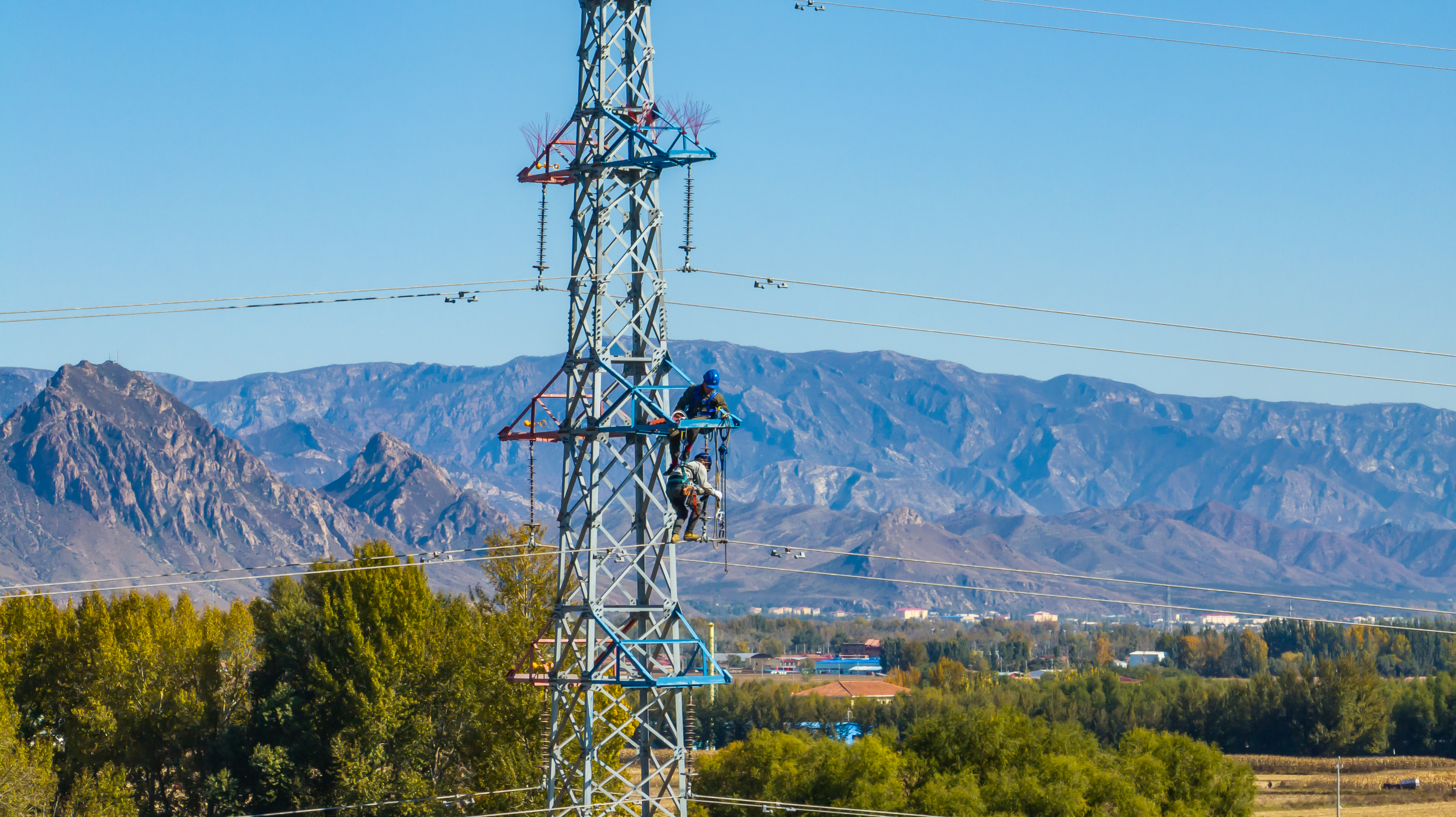 线路消缺 保电网迎峰度冬