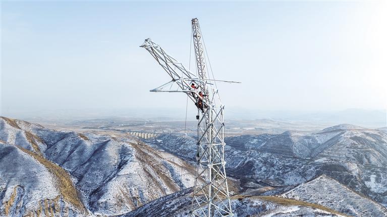 全区首个   数据中心绿电替代项目接网建设正酣