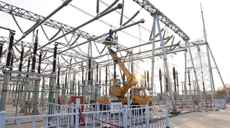 迎峰度冬全力守护 
   重点工程鏖战正酣