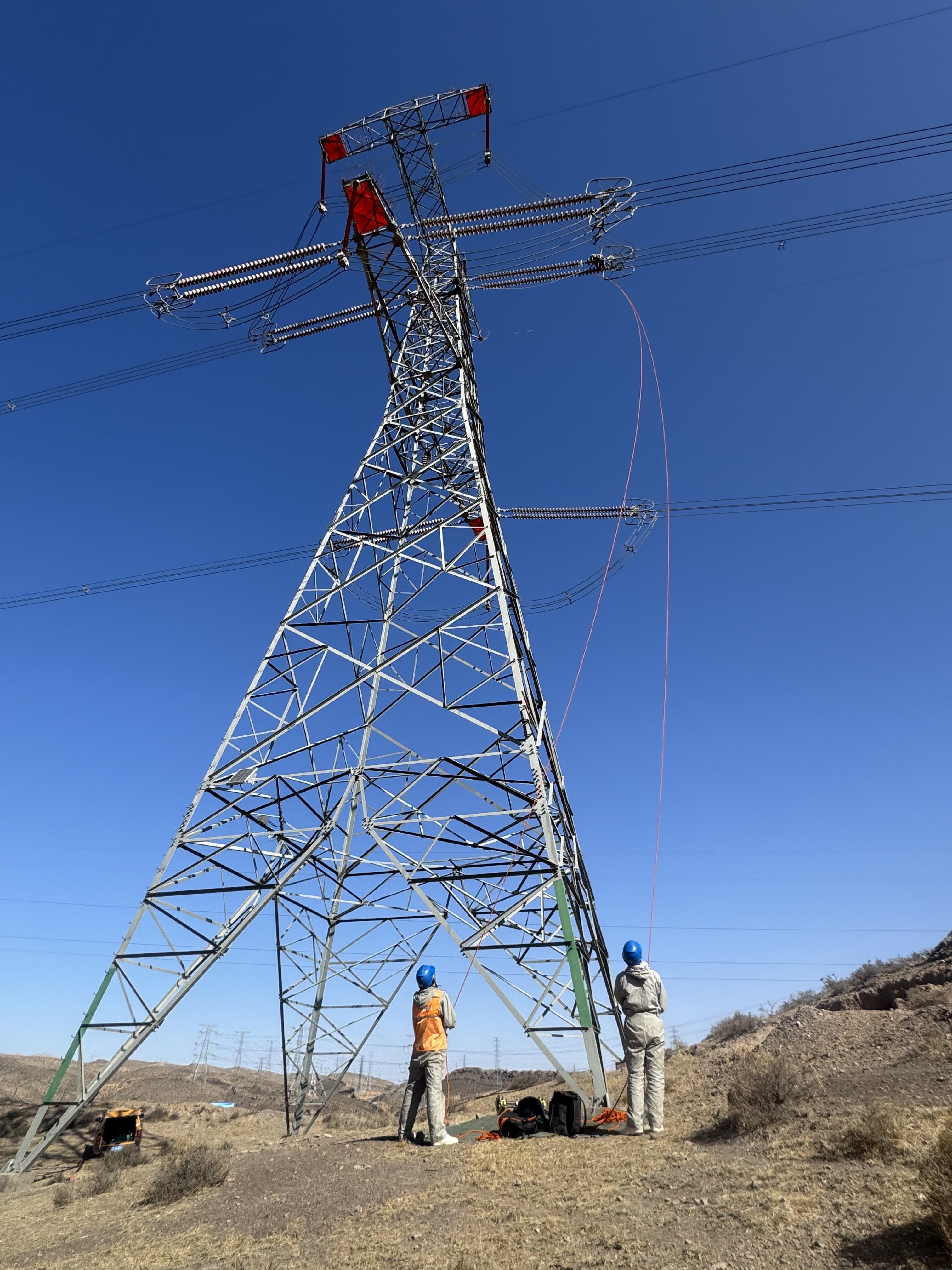 高空检修 守护“大动脉”