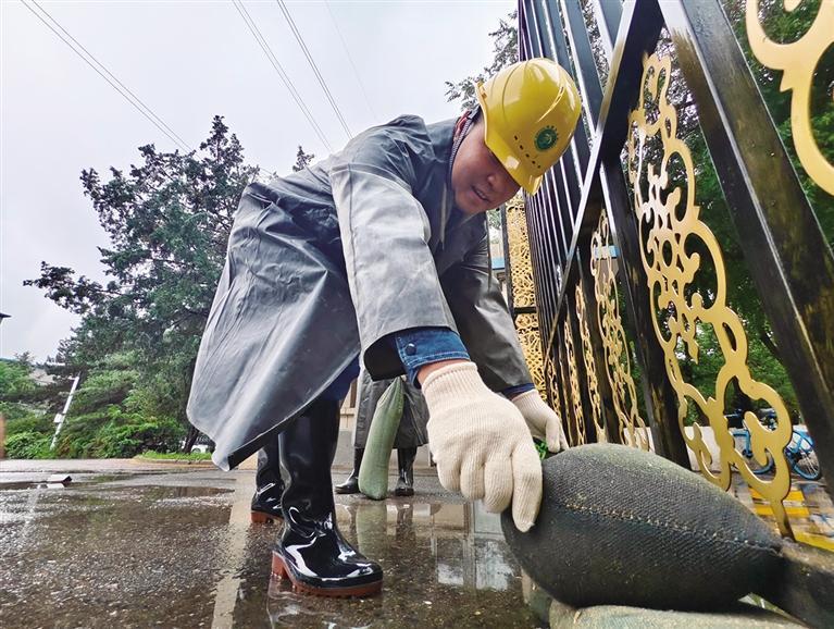 积极应对强降雨“汛”速出击保供电
